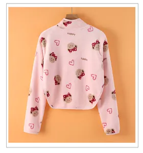 Détail macro du protège-épaule en peluche rose avec motif d'ours mignon et doux