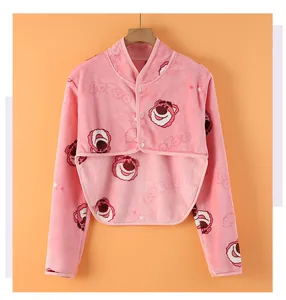 Détail de l'épaulette chauffante en polaire corail rose avec boutons et motif Lotso
