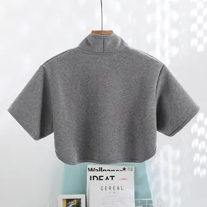 Calentador de hombros grueso de forro polar gris con cuello alto para el cuello en invierno
