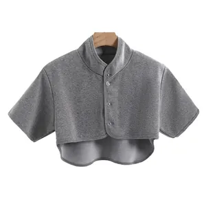 Calentador de hombros térmico gris grueso con cuello alto y botones para invierno
