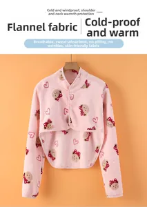 Détail d'un chauffe-épaule en flanelle rose avec motifs d'ours et texture veloutée