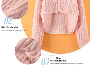 Detail der rosa Fleece-Schulterwickel mit Wellentextur und verstärkten Nähten
