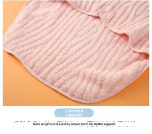 Detail der rosa Plüsch-Schulterwärmer mit verlängertem Rückenteil zum Lendenwirbelschutz
