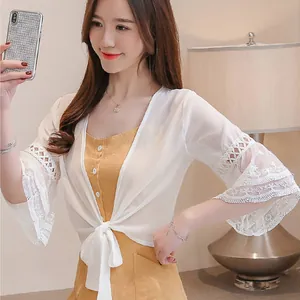 Ensemble d'été avec cardigan blanc en dentelle et robe jaune à poches fonctionnelles