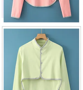 Détail d'une protection d'épaule en coton doux avec bord gris et petits boutons