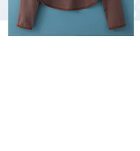 Détail de l'épaulière thermique en coton marron avec bordure foncée et ourlet courbé
