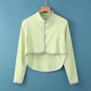 Veste courte chauffe-épaules vert menthe en coton avec bordure grise et boutons