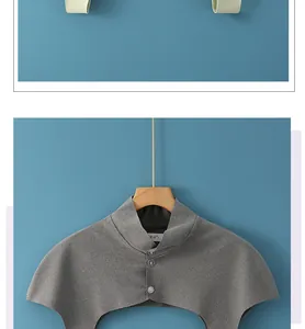 Detalle del calentador de hombros de punto gris con tres botones y tela texturizada