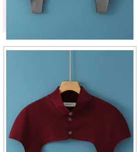 Détail de l'épaulière en tricot bordeaux avec col montant et trois boutons frontaux