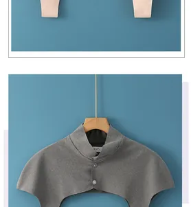 Détail d'un chauffe-épaule thermique gris avec boutons sur fond bleu