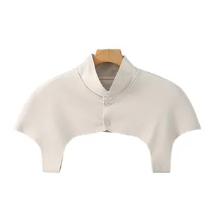 Calentador de hombros de punto beige con cuello alto y botones para proteger cuello y hombros