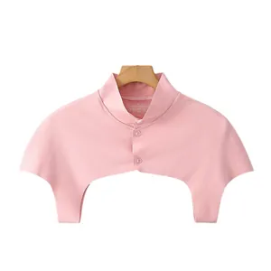 Gilet d'épaule thermique rose avec col montant et boutons pour protéger le cou