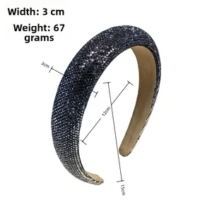 Detailweergave van 3cm brede gewatteerde haarband met blauwe strass-steentjes en maten