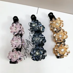 Lot de trois pinces banane à fleurs en cristal rose, bleu et doré de haute qualité