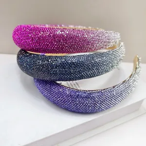 Glinsterende gevoerde haarbanden met strass in roze, blauw en paars verloop