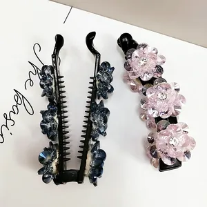 Vue détaillée des pinces bananes à fleurs en cristal montrant les dents et les strass