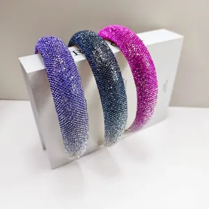 Drie gewatteerde strass-haarbanden in paars, blauw en roze op een witte displaybox