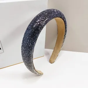 Macro detail van de hoofdband met blauwe en zilveren strass steentjes in verloop