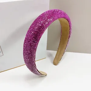 Detailopname van gewatteerde haarband met roze strass steentjes en zachte voering