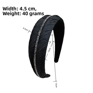 Dettaglio del cerchietto nero plissettato da 4,5 cm con decorazione in strass