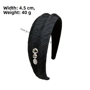 Détail du serre-tête plissé noir de 4,5cm avec strass et plaque métallique Smile