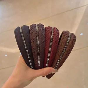 Set di cerchietti in tessuto arricciato con strass argentati brillanti in quattro colori