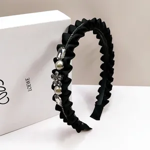 Elegante zwarte geplooide hoofdband met kristallen bloemen en witte parelaccenten
