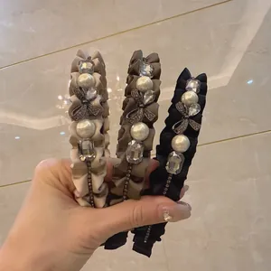 Elegante geplooide hoofdband met parels, strassteentjes en metalen strik in drie kleuren