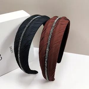 Cerchietto plissettato in raso nero e marrone con doppia fila di strass scintillanti