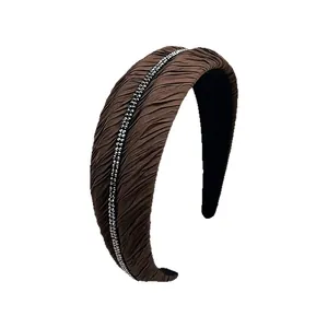 Elegante cerchietto in tessuto plissettato con fila di strass luccicanti in marrone scuro