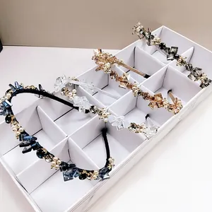 Lot de quatre serre-têtes de luxe en cristal bleu, blanc et champagne dans une boîte blanche