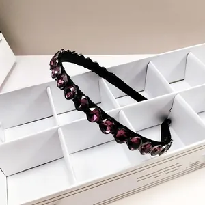 Detailopname van paarse kristallen op een elegante zwarte haarband voor dames