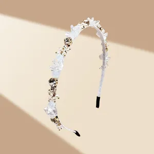 Détail du serre-tête élégant avec cristaux facettés, perles blanches et perles ambre