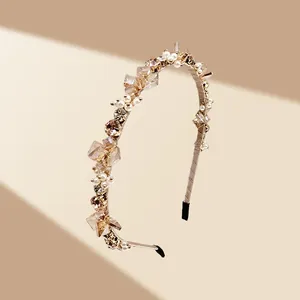 Détails des cristaux champagne et des perles blanches sur un serre-tête élégant et chic