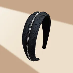 Serre-tête large élégant en tissu plissé noir avec deux rangées de strass brillants