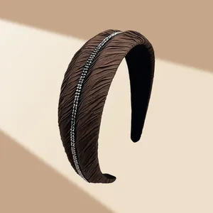 Serre-tête large plissé marron élégant orné de petits strass blancs brillants