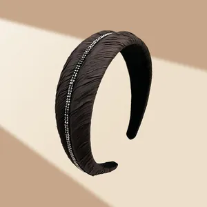 Serre-tête en satin marron foncé froncé avec une bande centrale en strass argentés