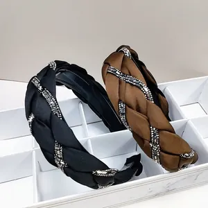 Elegantes diademas trenzadas en negro y marrón con detalles de strass brillante
