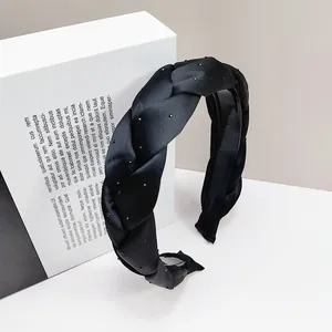 Serre-tête tressé en soie noire avec strass brillants et structure intérieure antidérapante