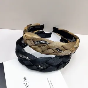 Detalle de la diadema de cristal trenzada con tela brillante y texturas de bordado fino