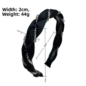 Dettaglio di cerchietto intrecciato nero con cristalli, larghezza 2 cm e peso 44 g