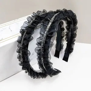 Détail de serre-têtes en maille plissée noire avec strass et dents antidérapantes internes