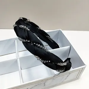 Cerchietto in seta nera intrecciata a mano con perle di cristallo grigio scintillanti