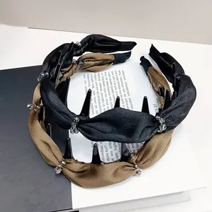 Détail de serre-têtes ondulés élégants avec cristaux et dents antidérapantes