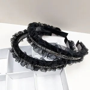 Serre-tête élégant en tulle plissé noir avec strass argentés dans un coffret