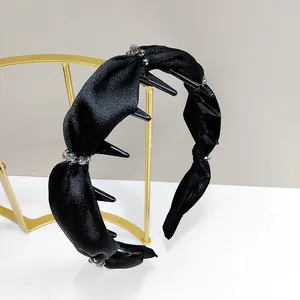 Serre-tête noir élégant avec perles de cristal et pointes sur support doré
