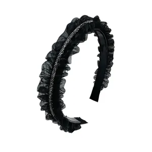 Serre-tête plissé noir élégant avec bande de strass sur un support antidérapant durable