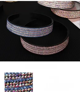 Detailansicht der glitzernden blauen Strasssteine und Antirutsch-Zähne am breiten Haarreif