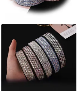 Detailaufnahme funkelnder Strass-Stirnbänder in den Farben Rosa, Gold und Blau
