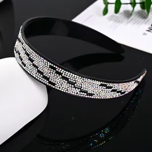 Cerchietto con strass scintillanti, motivo geometrico a onde e dentini antiscivolo interni